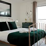 2 Bedroom Apartment with Free Parking Sleeps 4